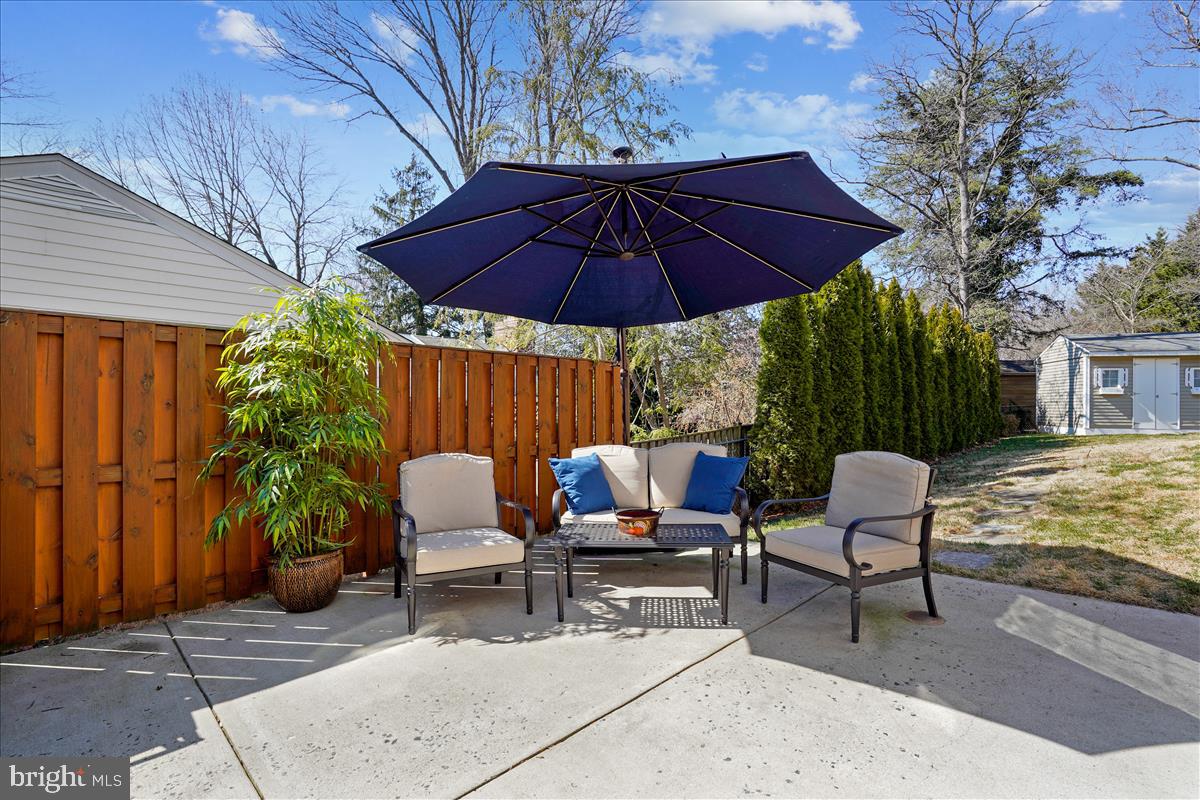 5633 Inverchapel ROAD