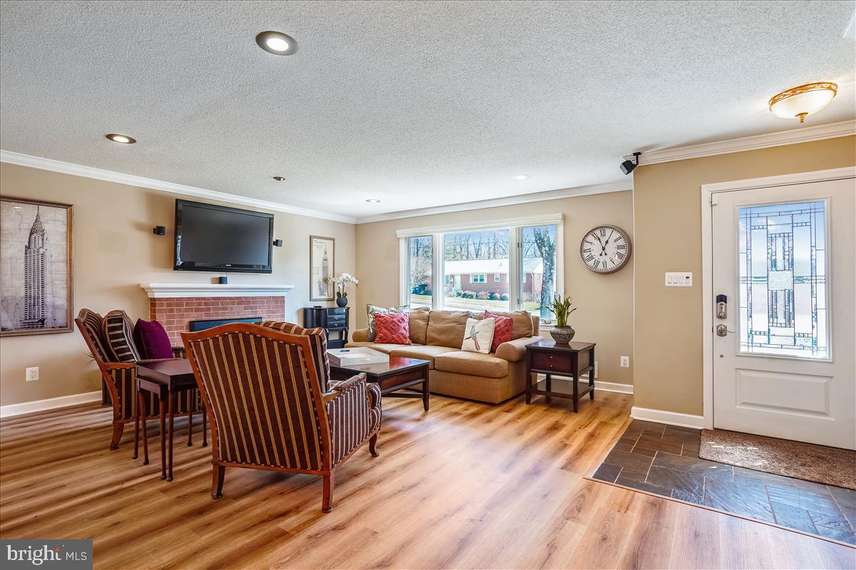 5633 Inverchapel ROAD