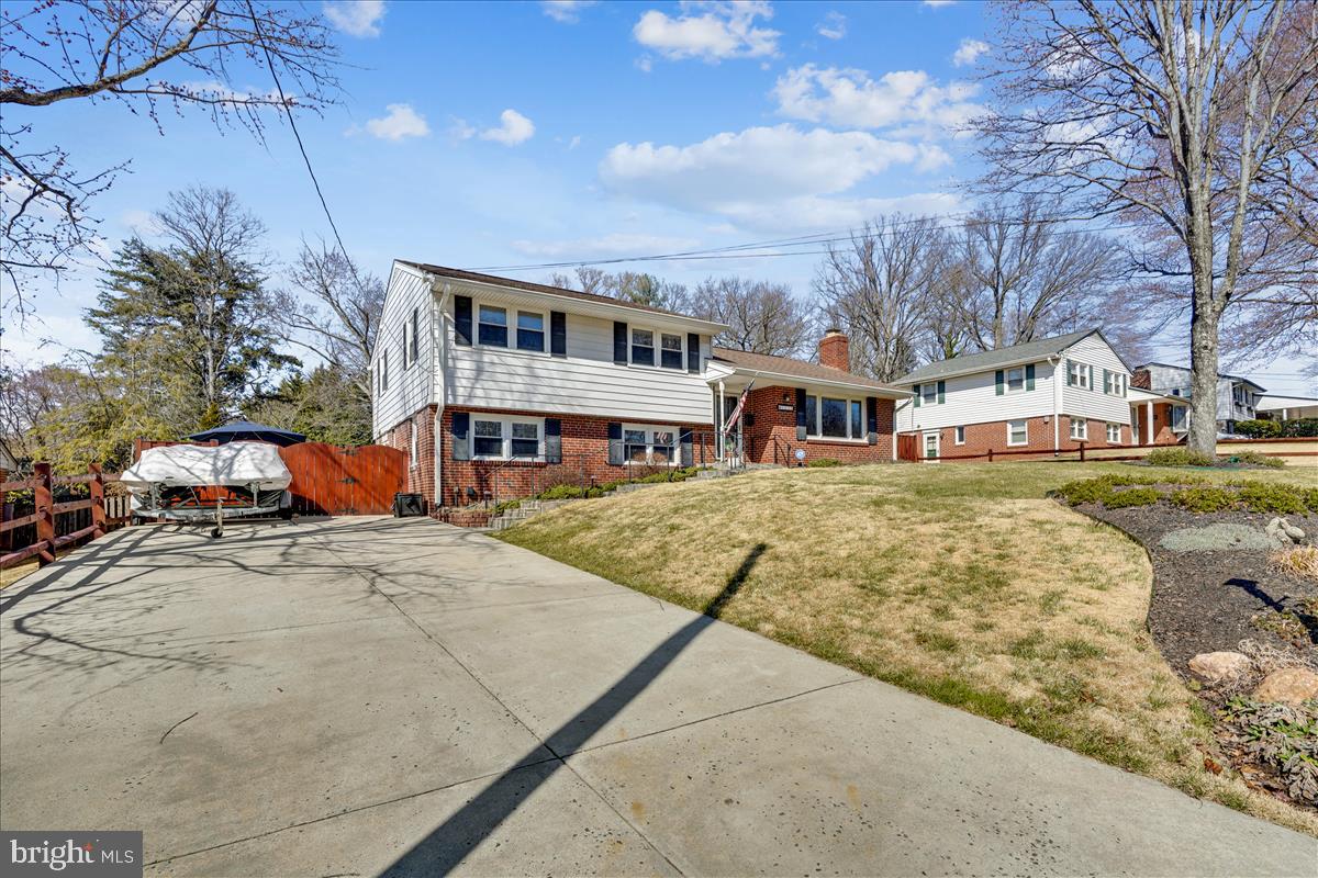 5633 Inverchapel ROAD