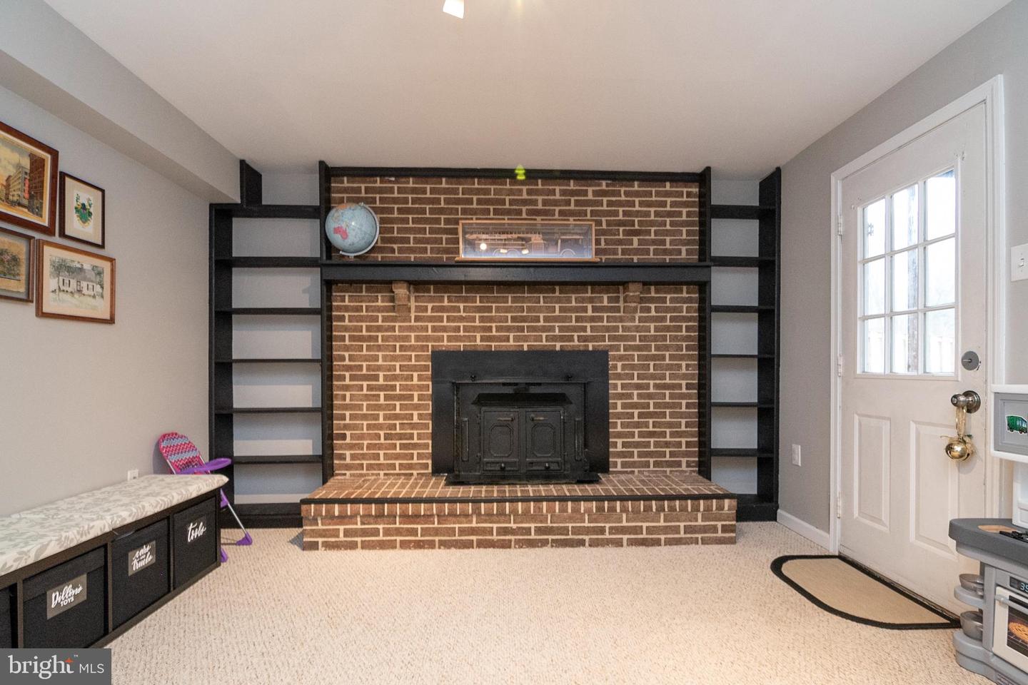 5828 Robins Nest LANE