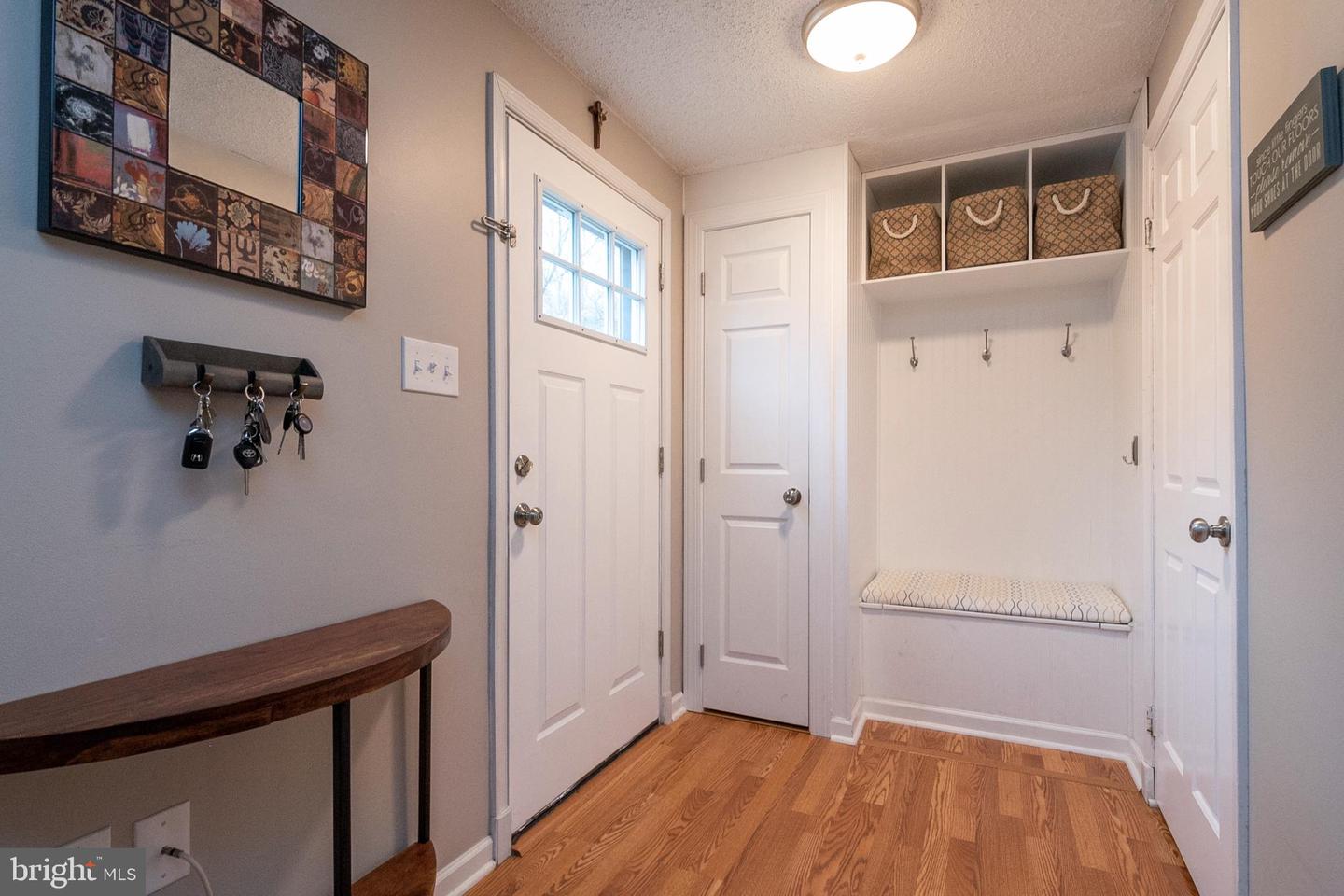 5828 Robins Nest LANE