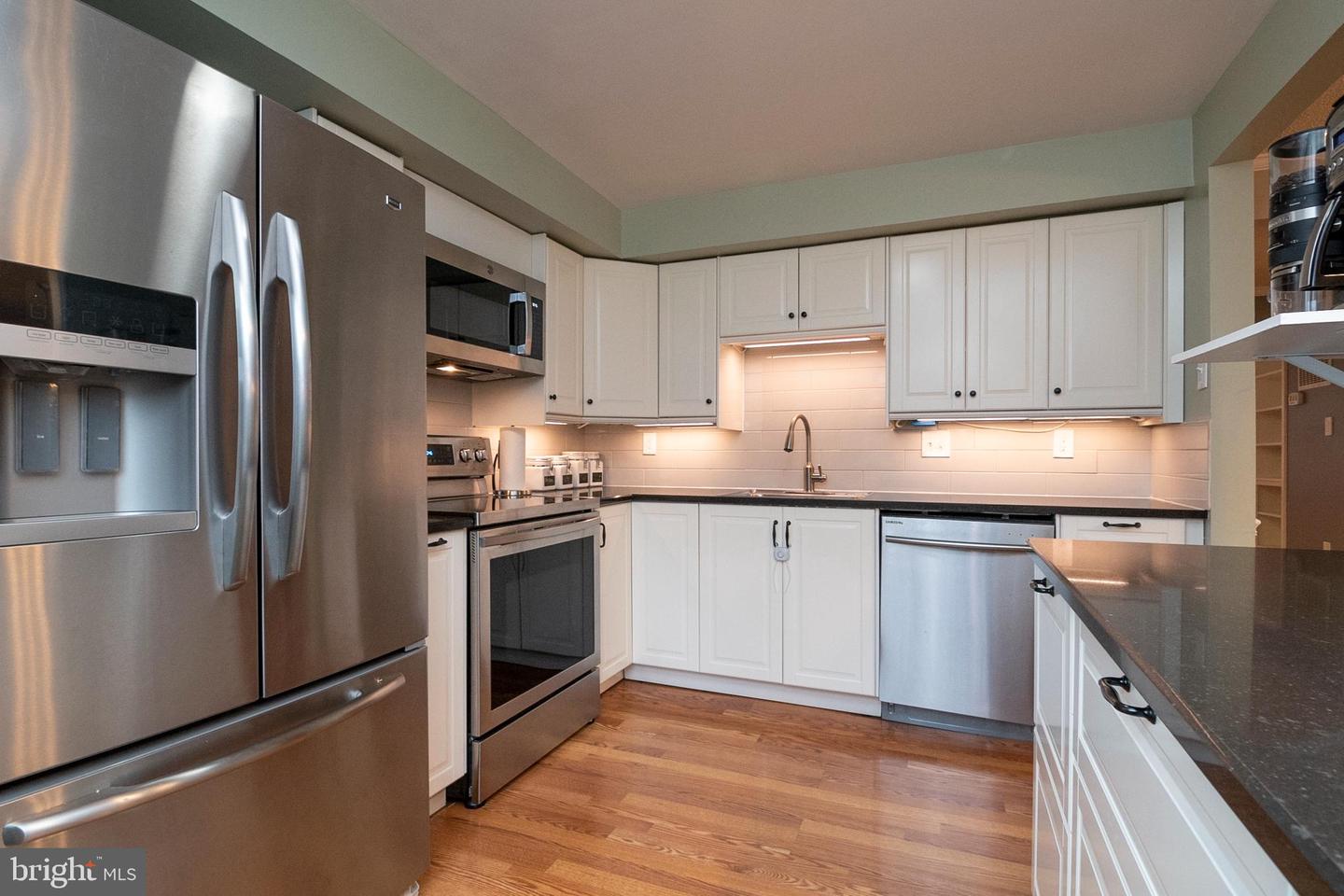 5828 Robins Nest LANE