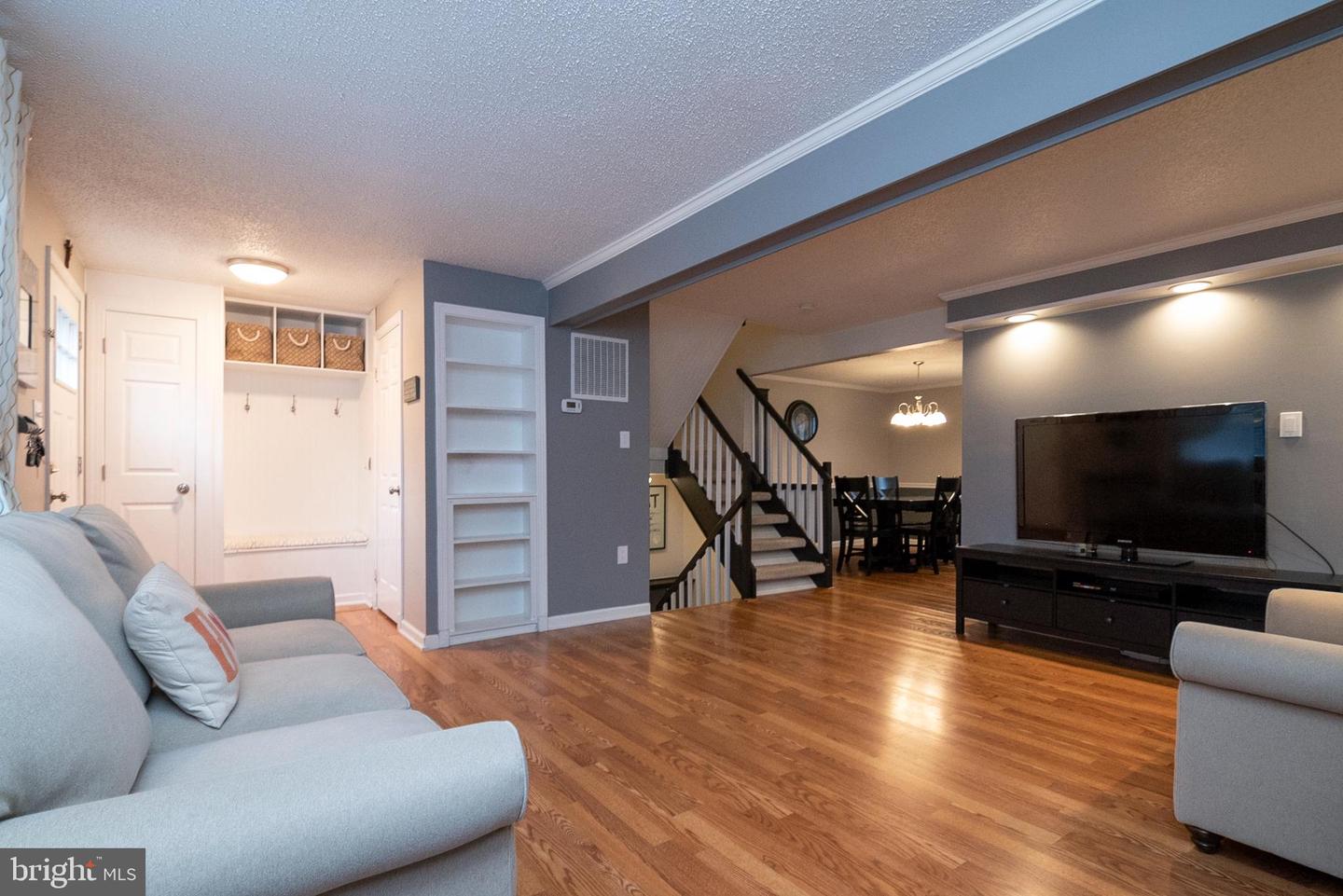 5828 Robins Nest LANE