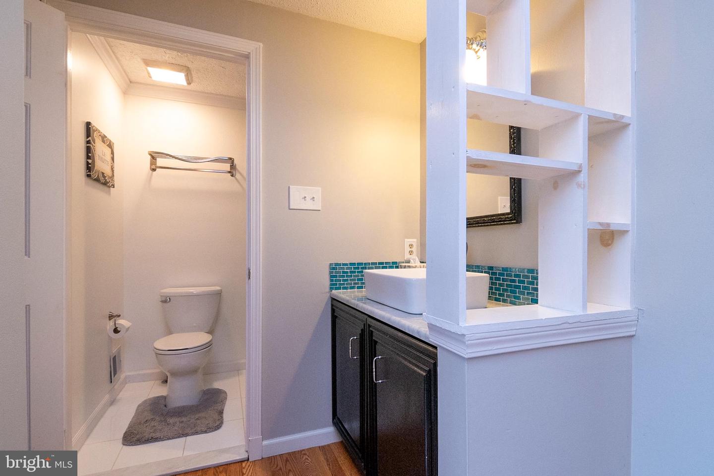5828 Robins Nest LANE