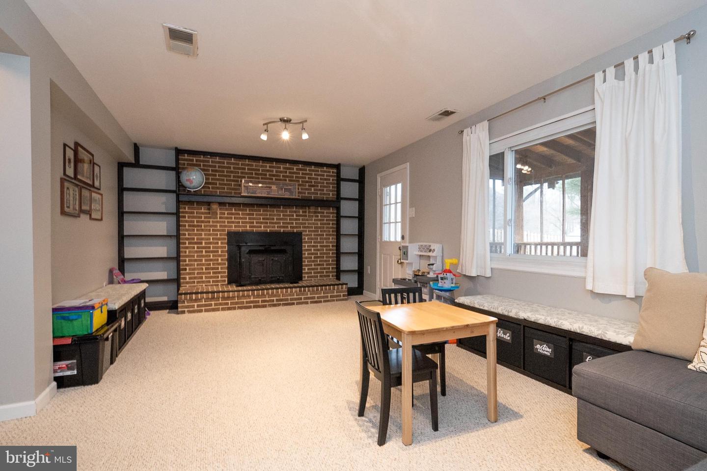 5828 Robins Nest LANE