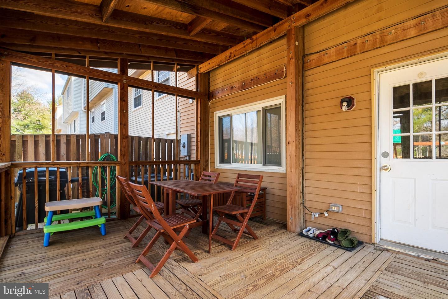 5828 Robins Nest LANE