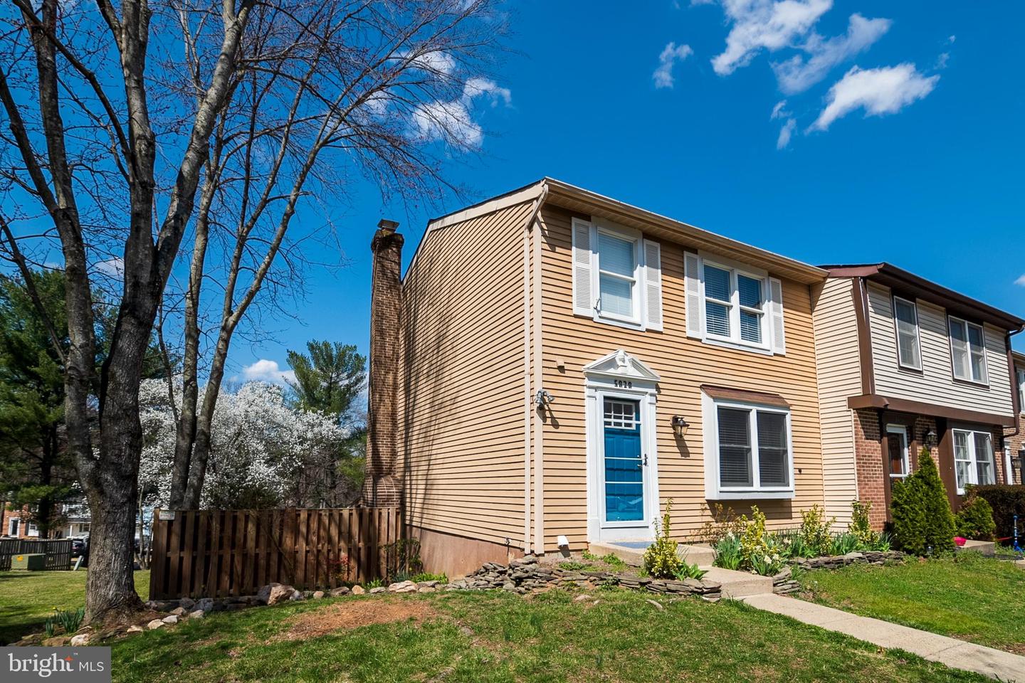 5828 Robins Nest LANE