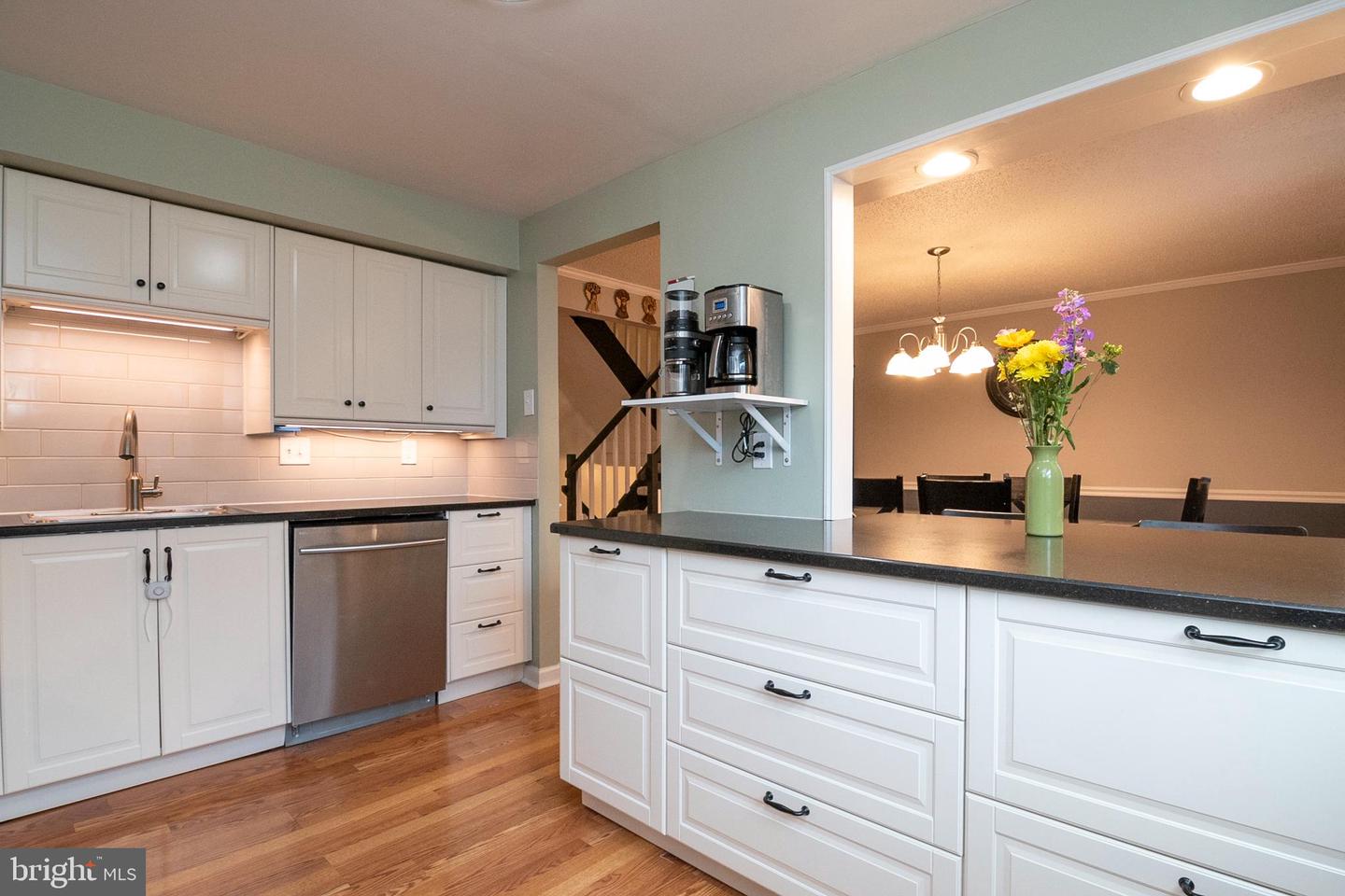 5828 Robins Nest LANE