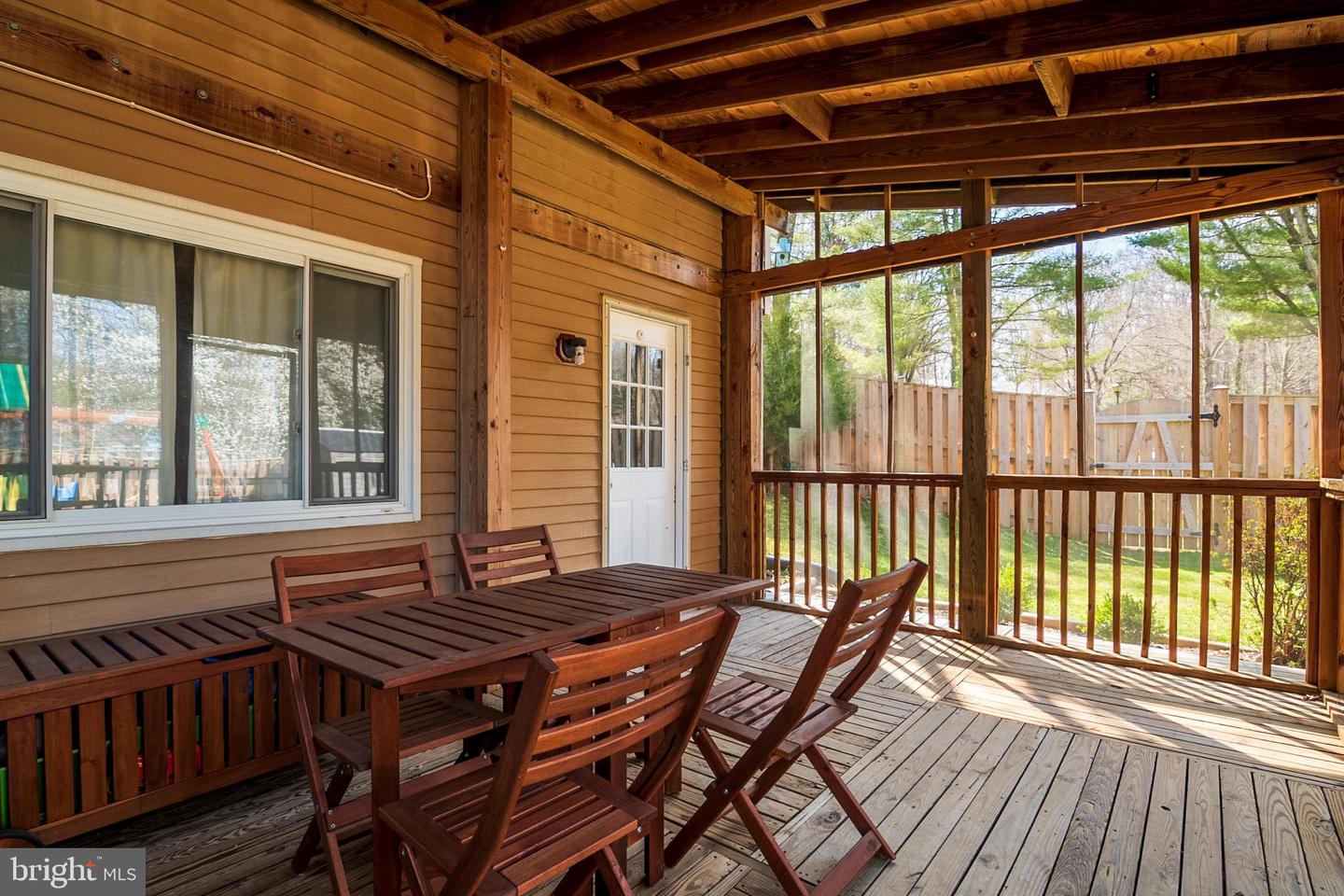 5828 Robins Nest LANE
