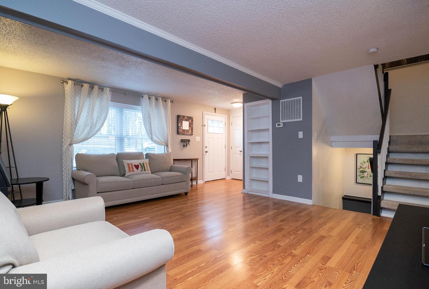 5828 Robins Nest LANE
