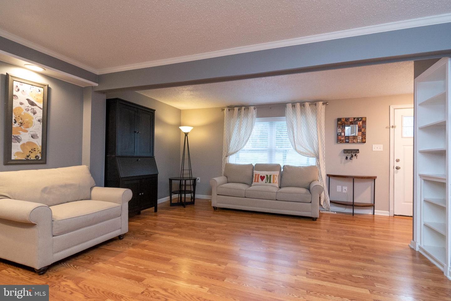 5828 Robins Nest LANE