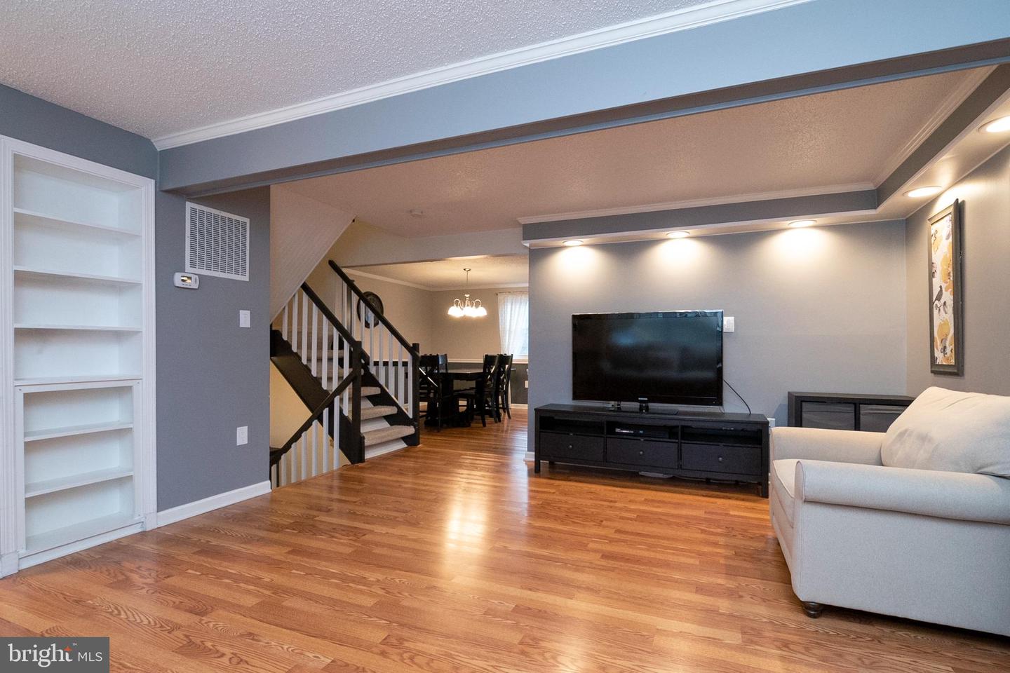 5828 Robins Nest LANE