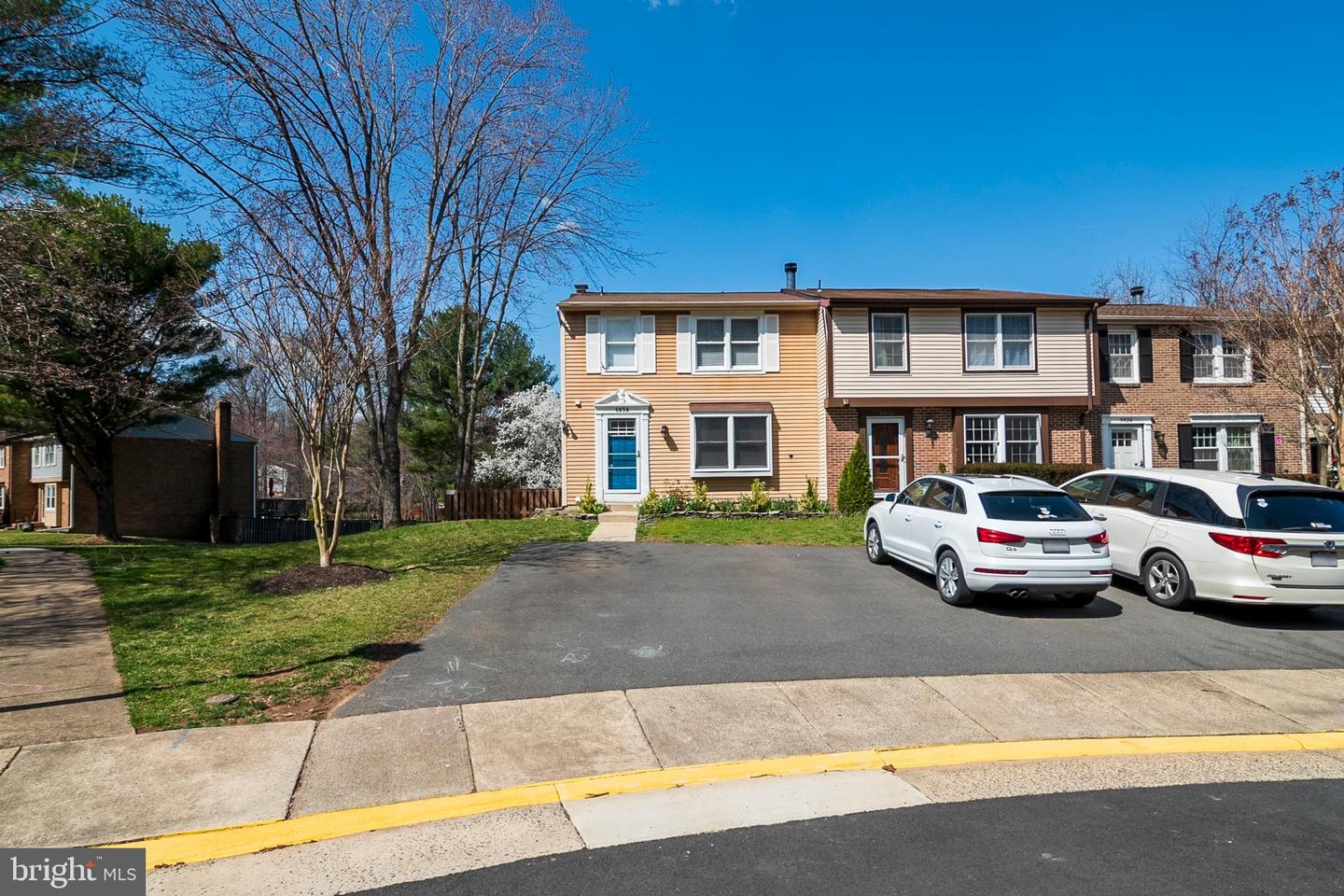 5828 Robins Nest LANE