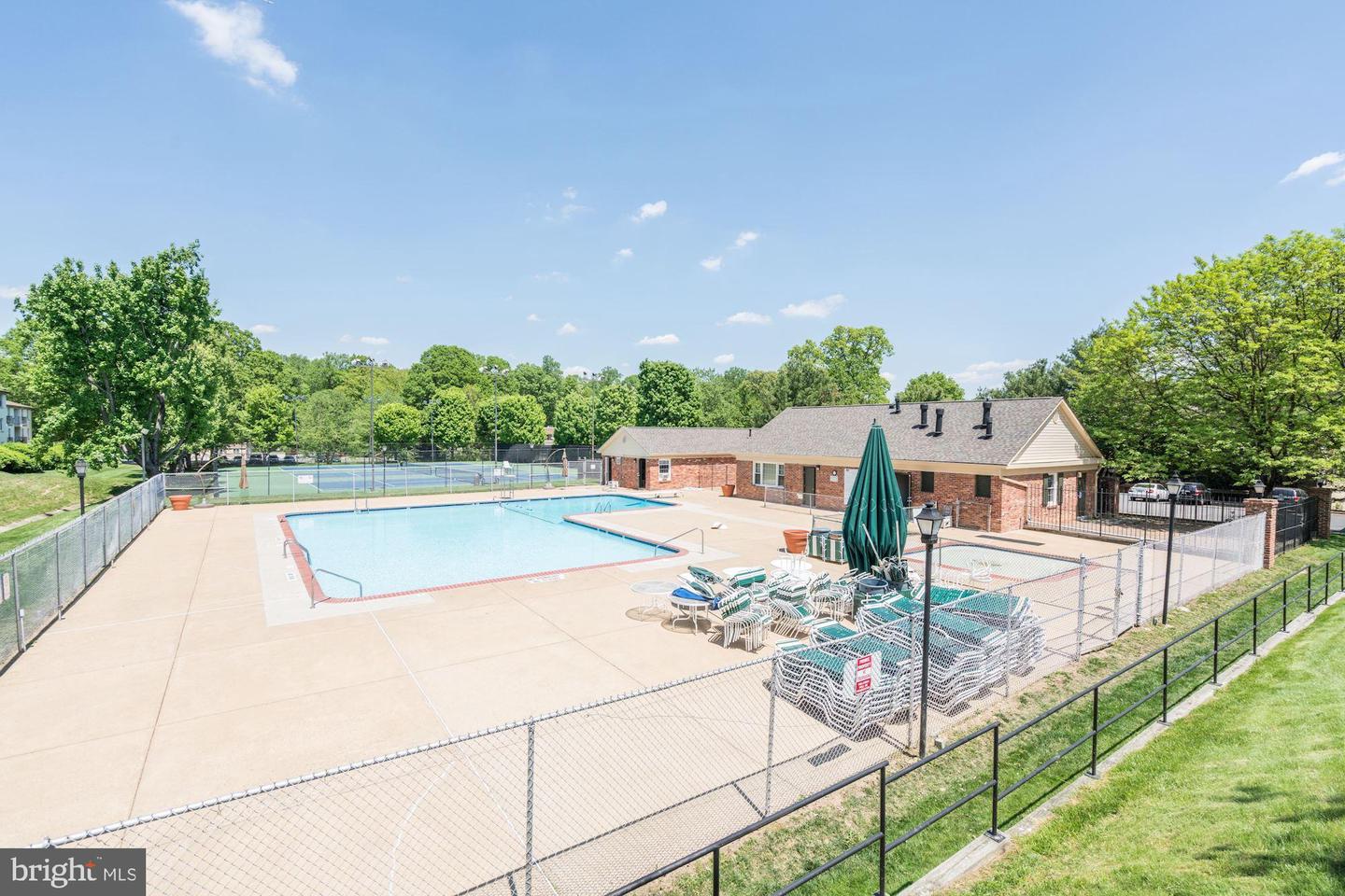 5821 Rexford Unit: 752
