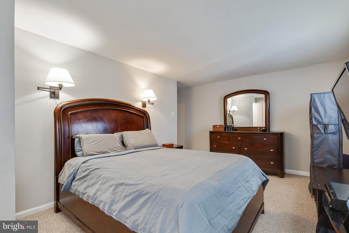 4429 Scarborough SQUARE