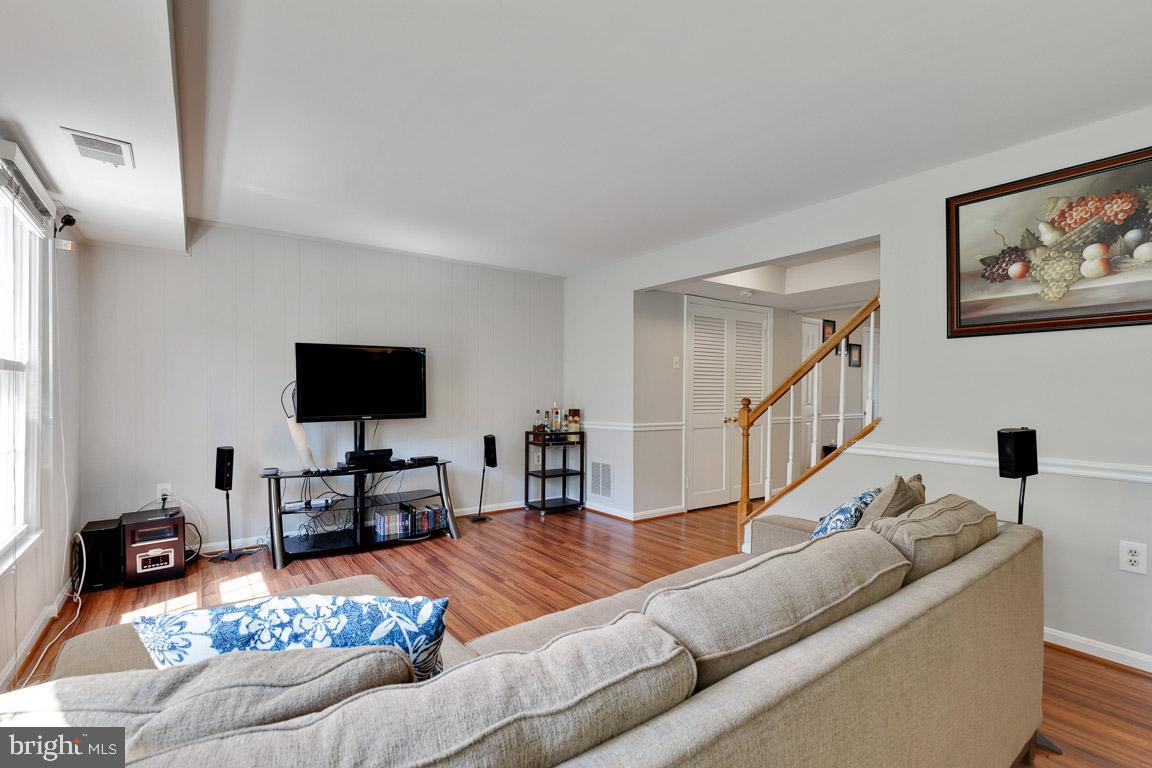 4429 Scarborough SQUARE