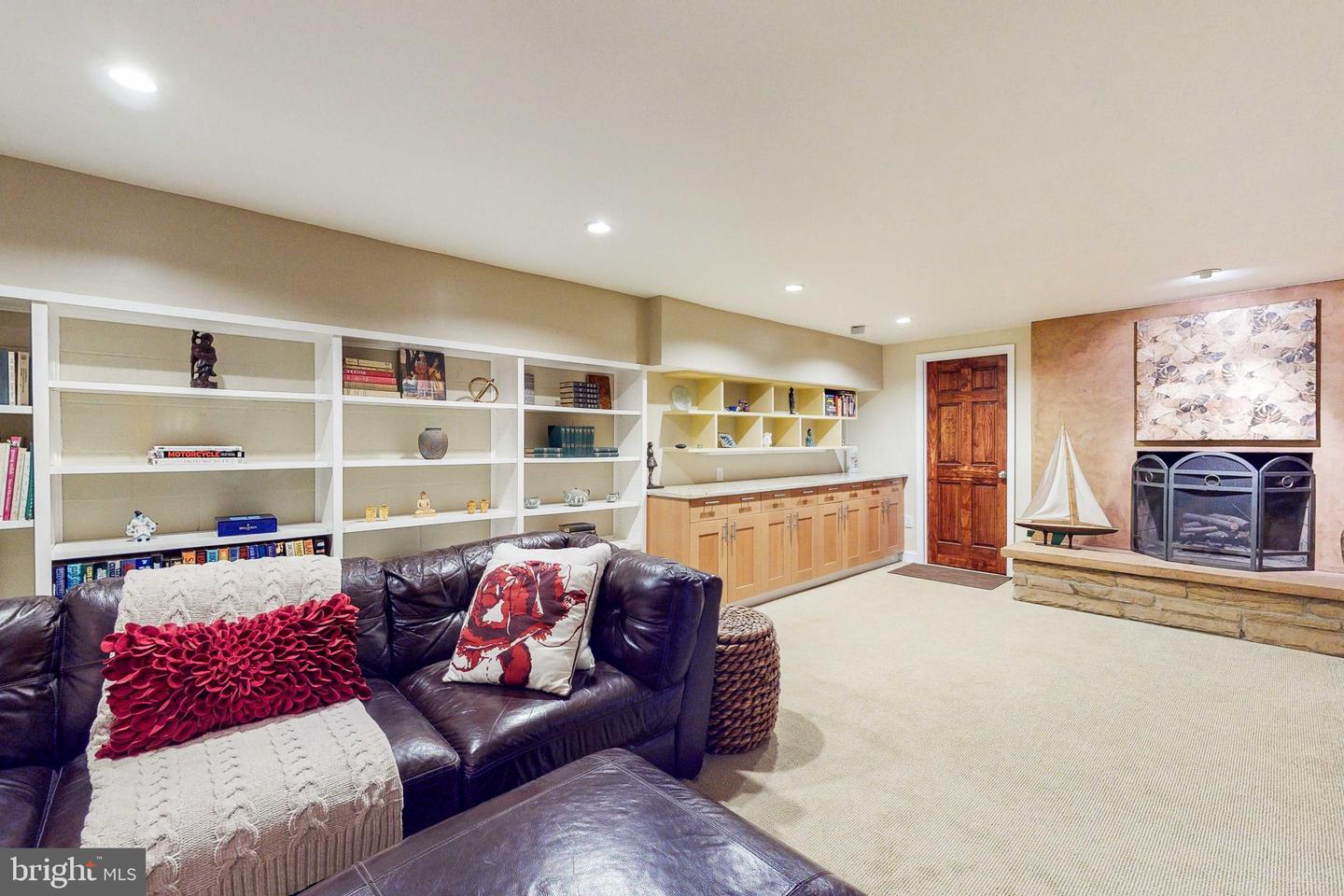 7905 Bolling DRIVE