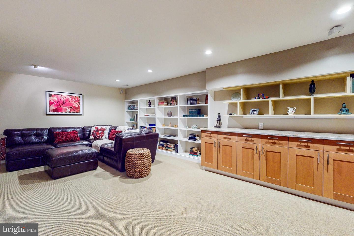 7905 Bolling DRIVE