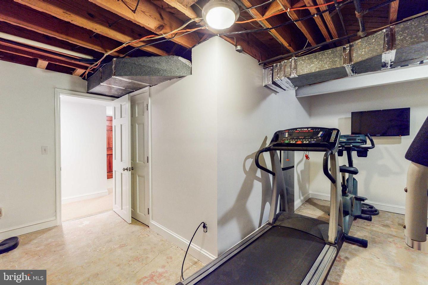 7905 Bolling DRIVE