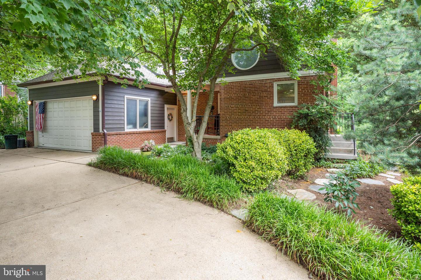 3133 Valley LANE
