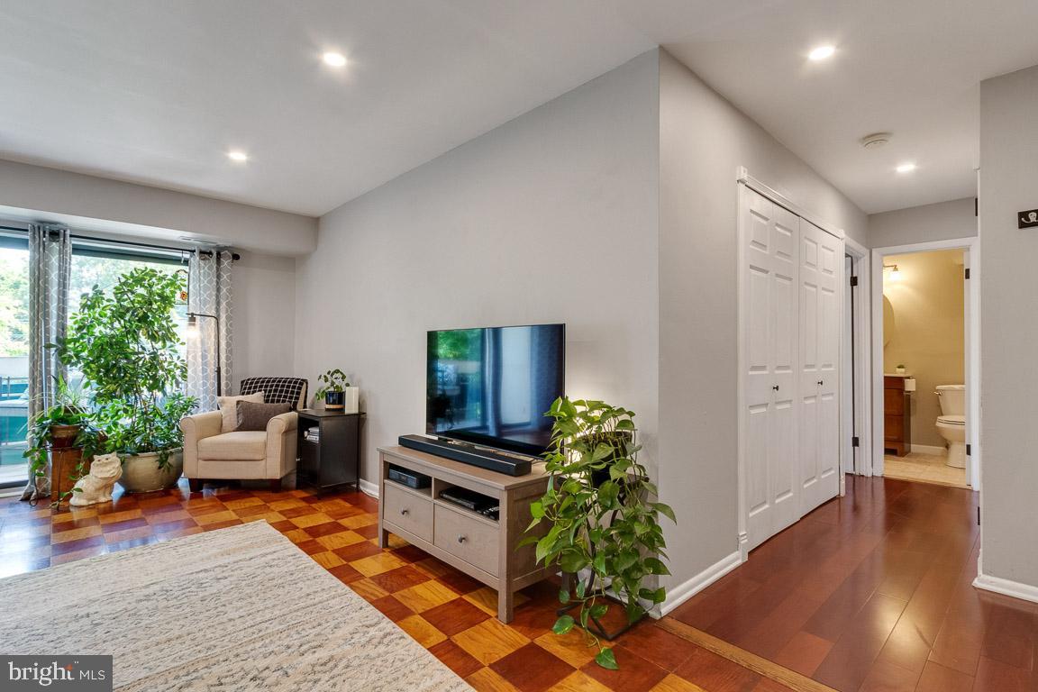 6137 Leesburg PIKE Unit: 604