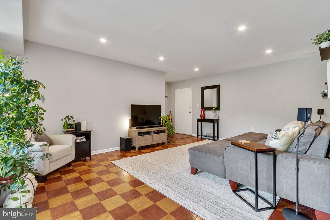 6137 Leesburg PIKE Unit: 604