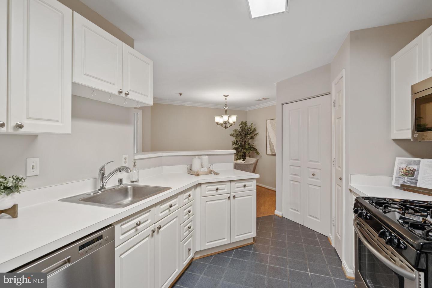 5575 Seminary ROAD Unit: 316