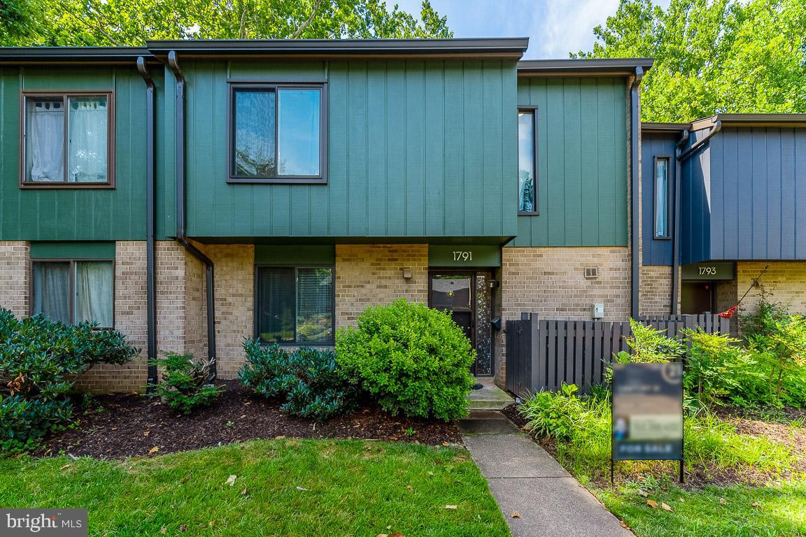 1791 Ivy Oak SQUARE