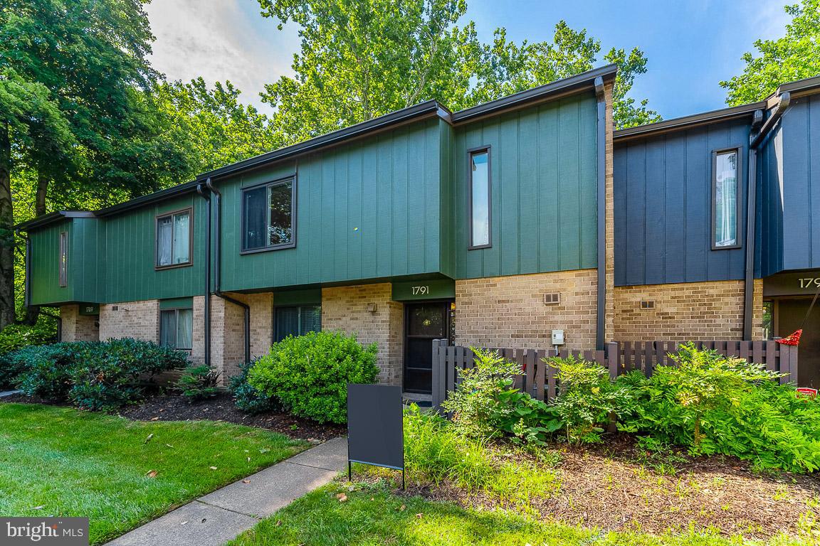 1791 Ivy Oak SQUARE