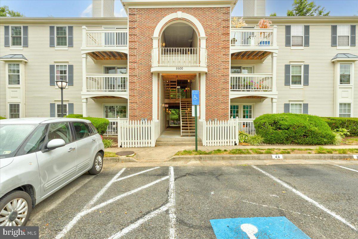 8600 Shadwell DRIVE Unit: 6