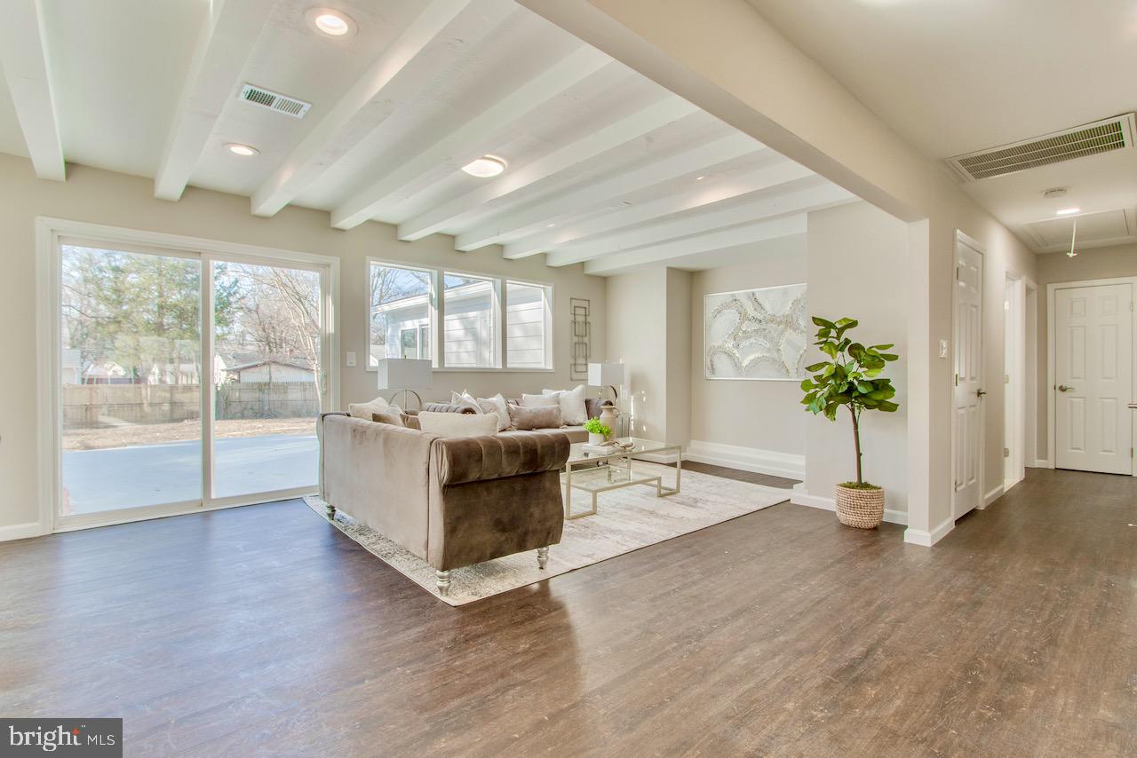 8006 Russell ROAD