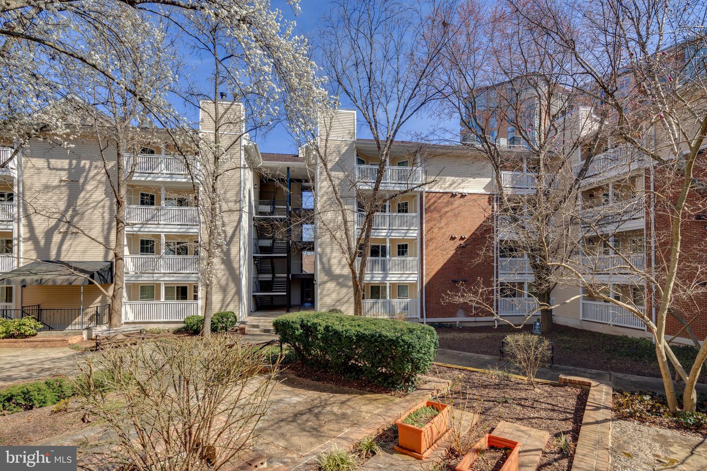 1524 Lincoln WAY Unit: 200