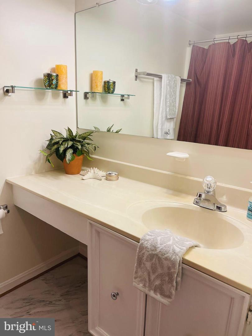 5918 Cove Landing ROAD Unit: 201