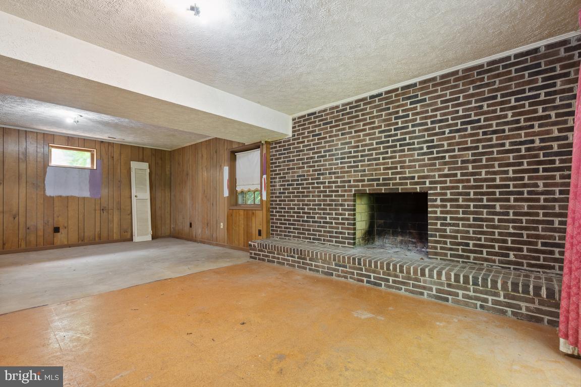 4908 Powell ROAD