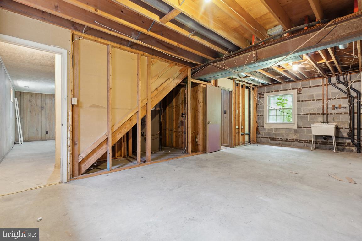 4908 Powell ROAD