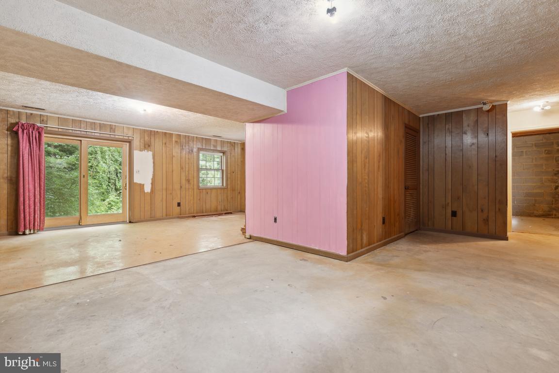 4908 Powell ROAD