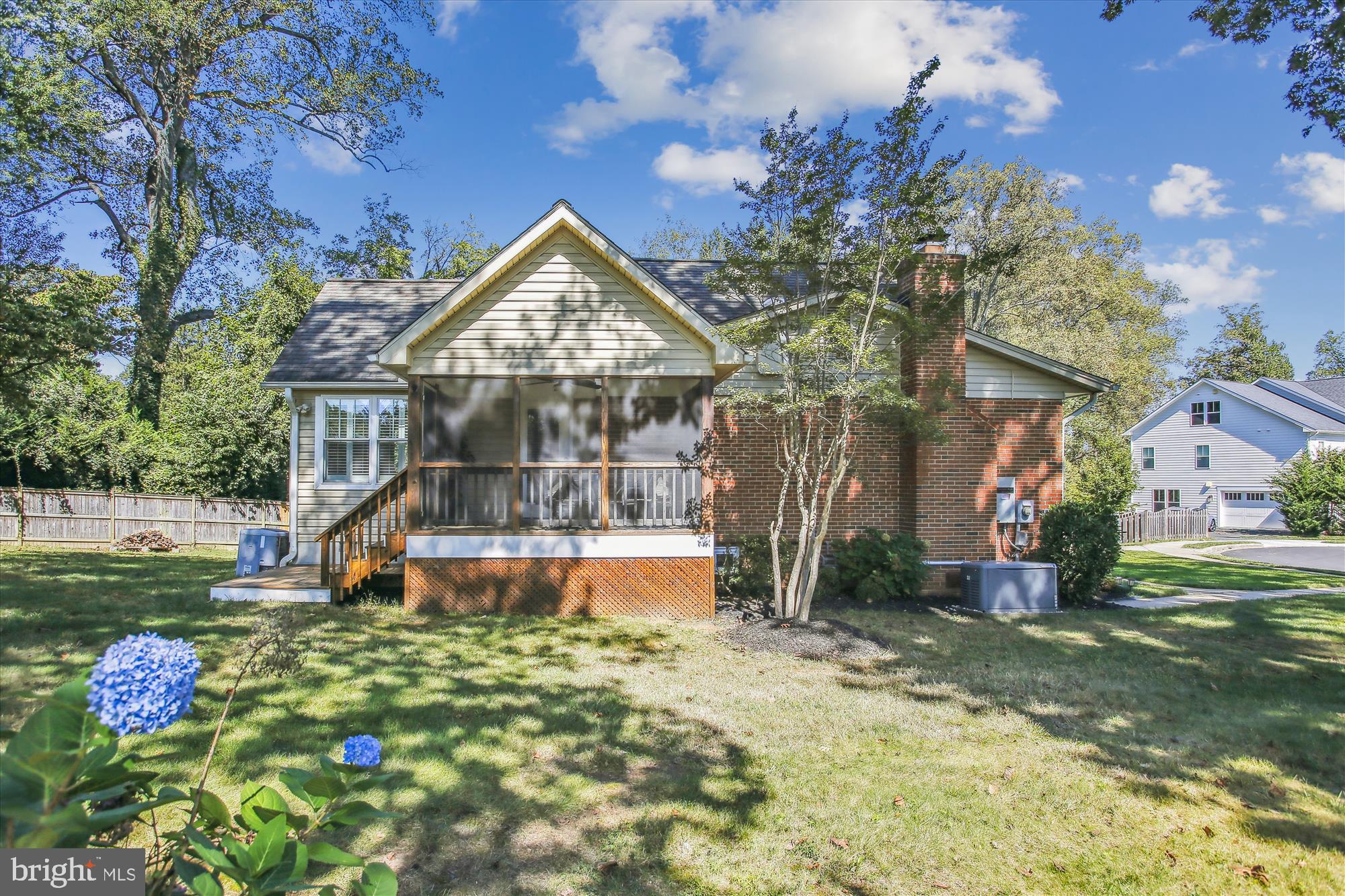 409 Colin LANE NW