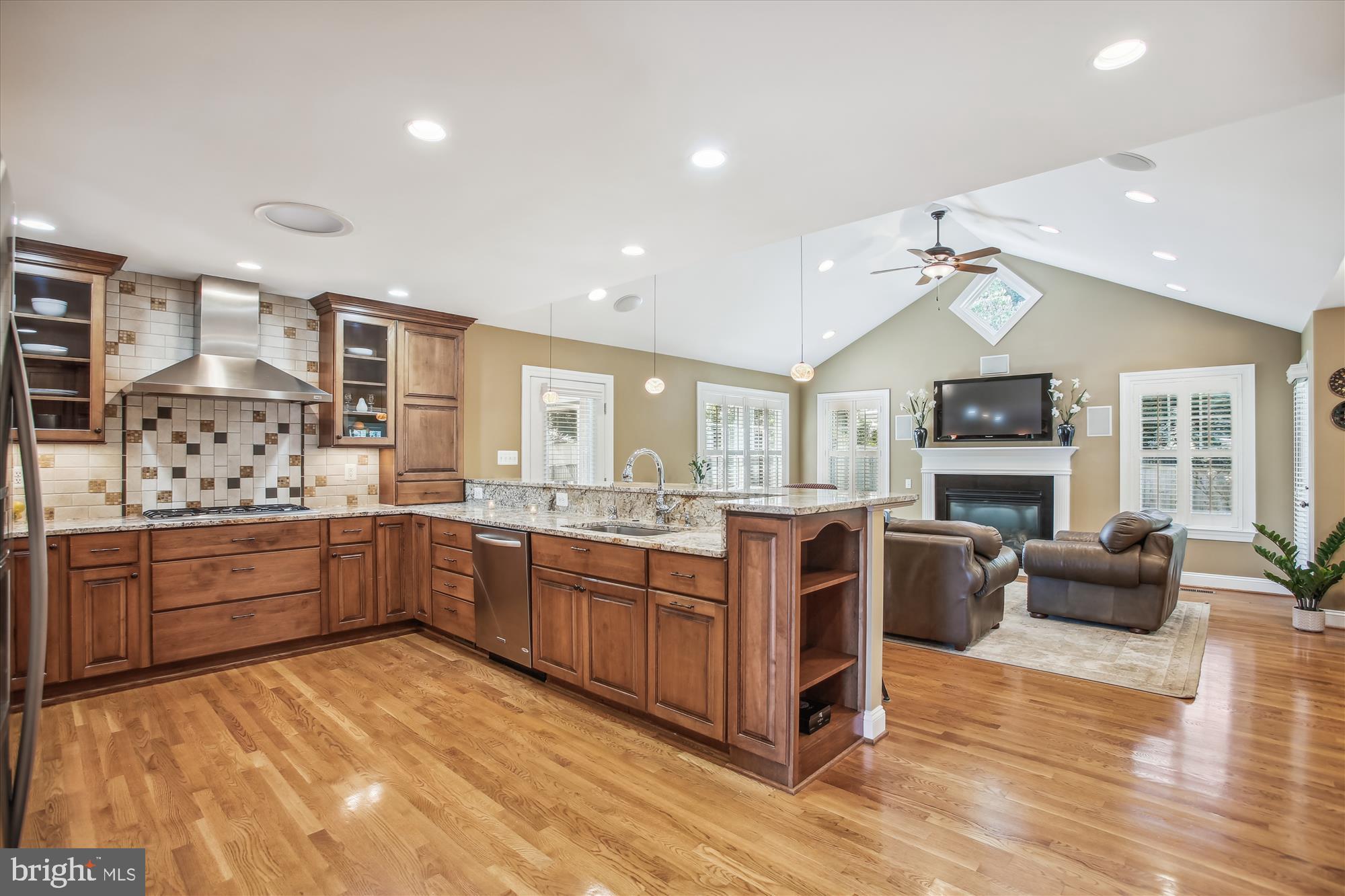 409 Colin LANE NW