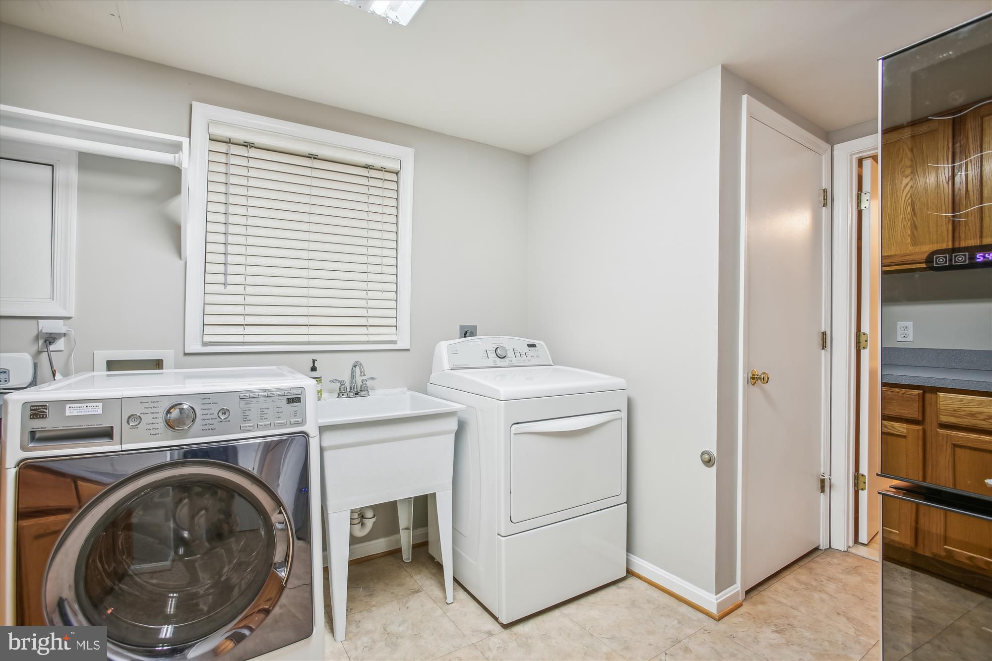 409 Colin LANE NW