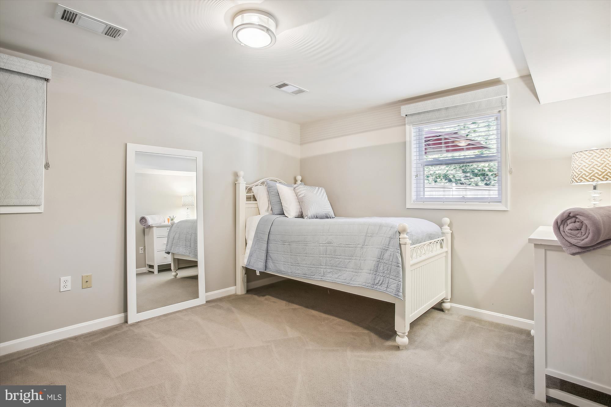 409 Colin LANE NW