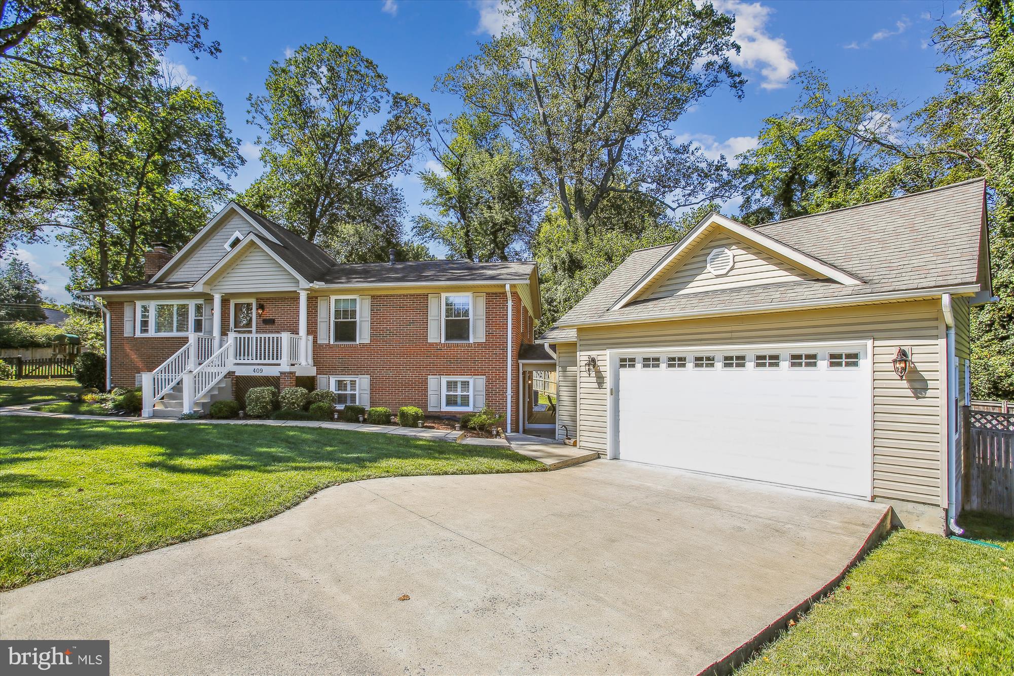409 Colin LANE NW