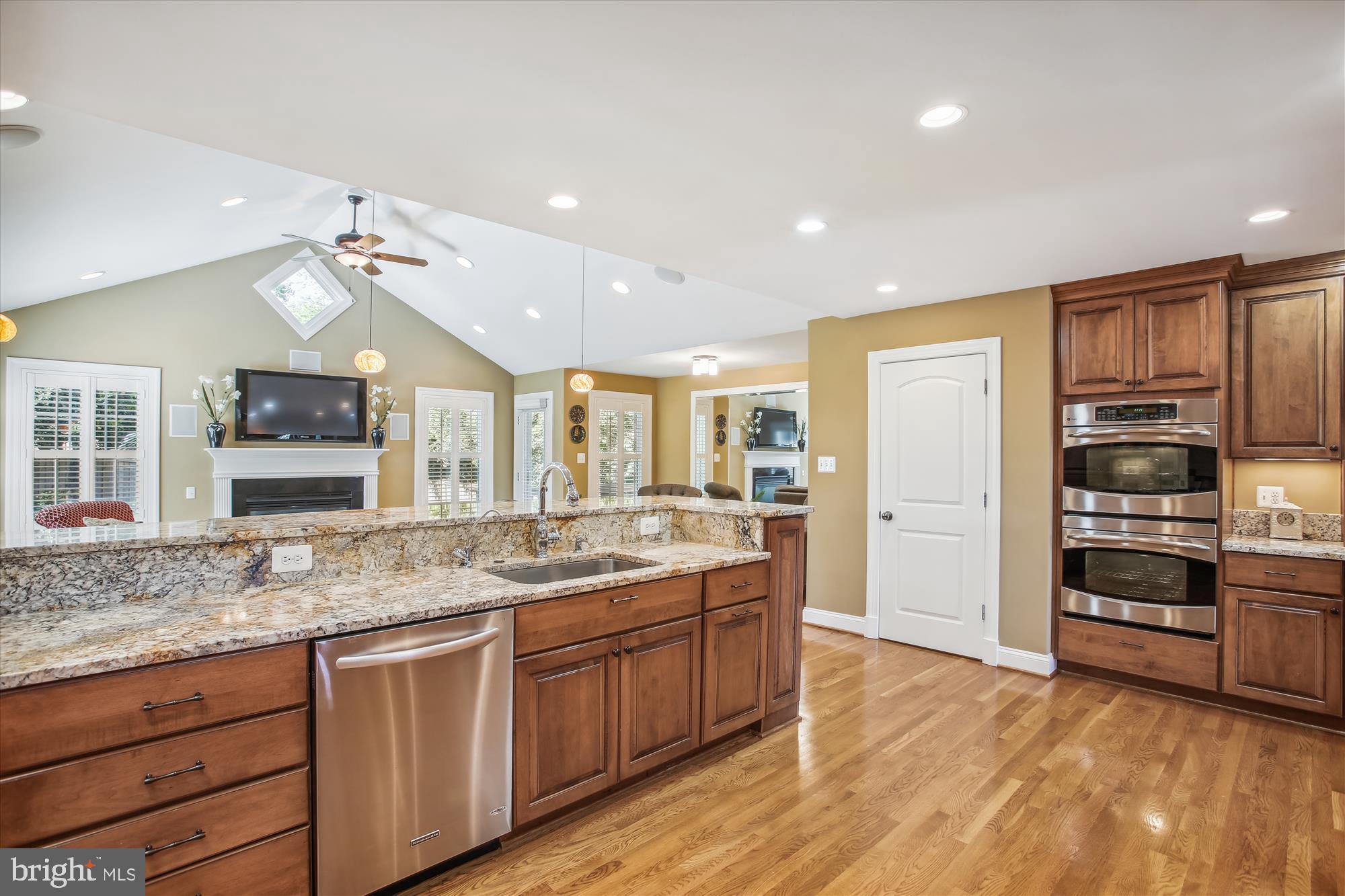 409 Colin LANE NW