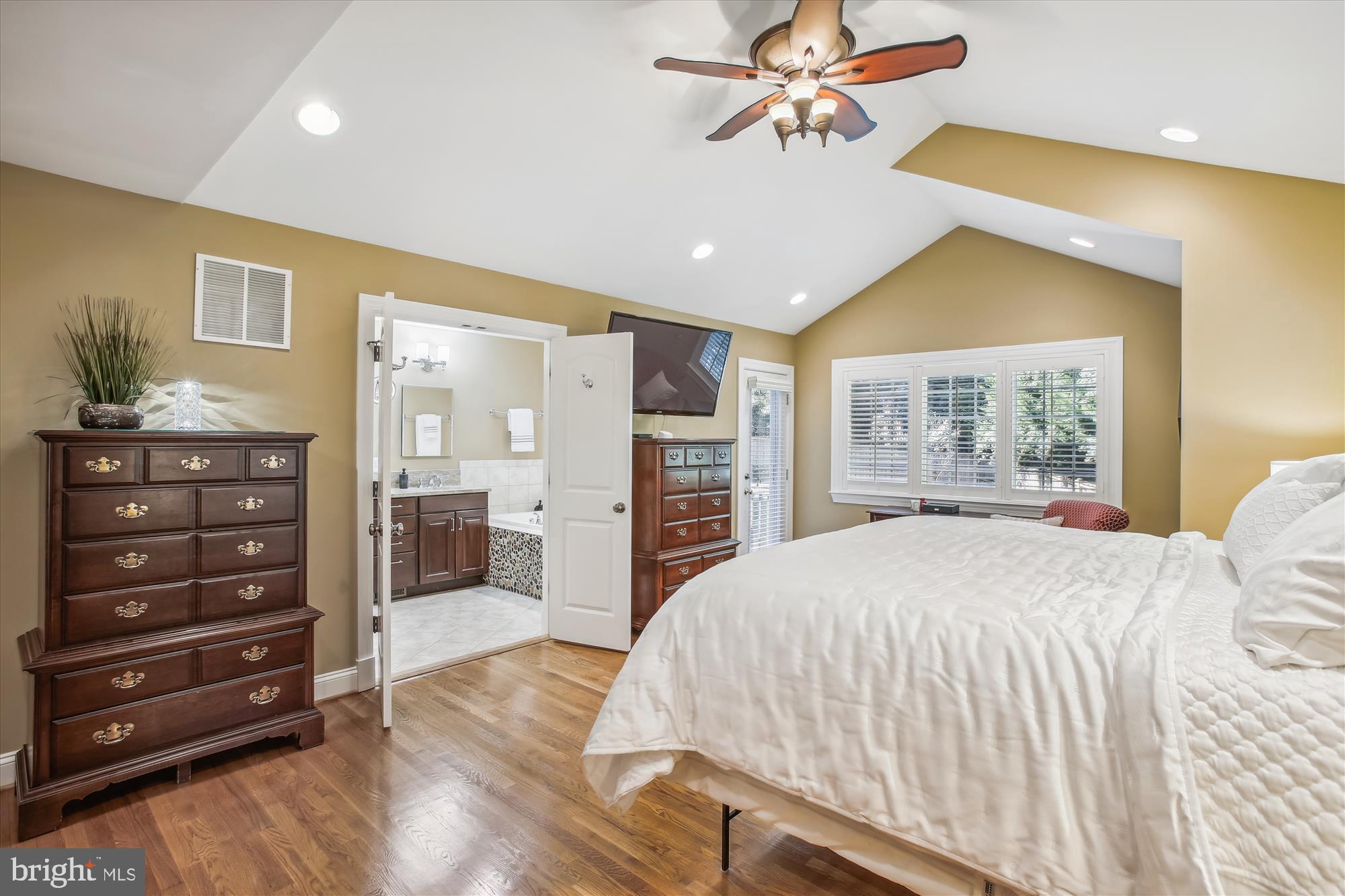 409 Colin LANE NW
