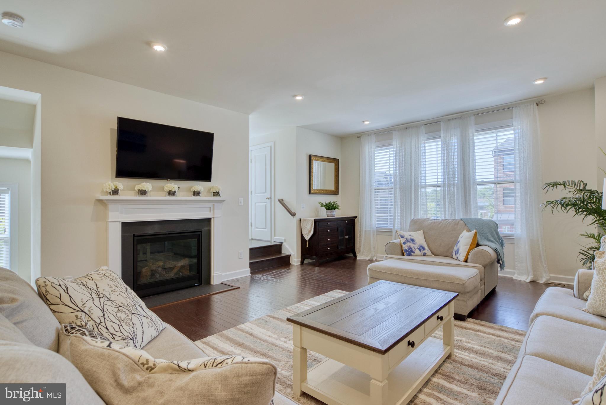 8109 Zoe PLACE