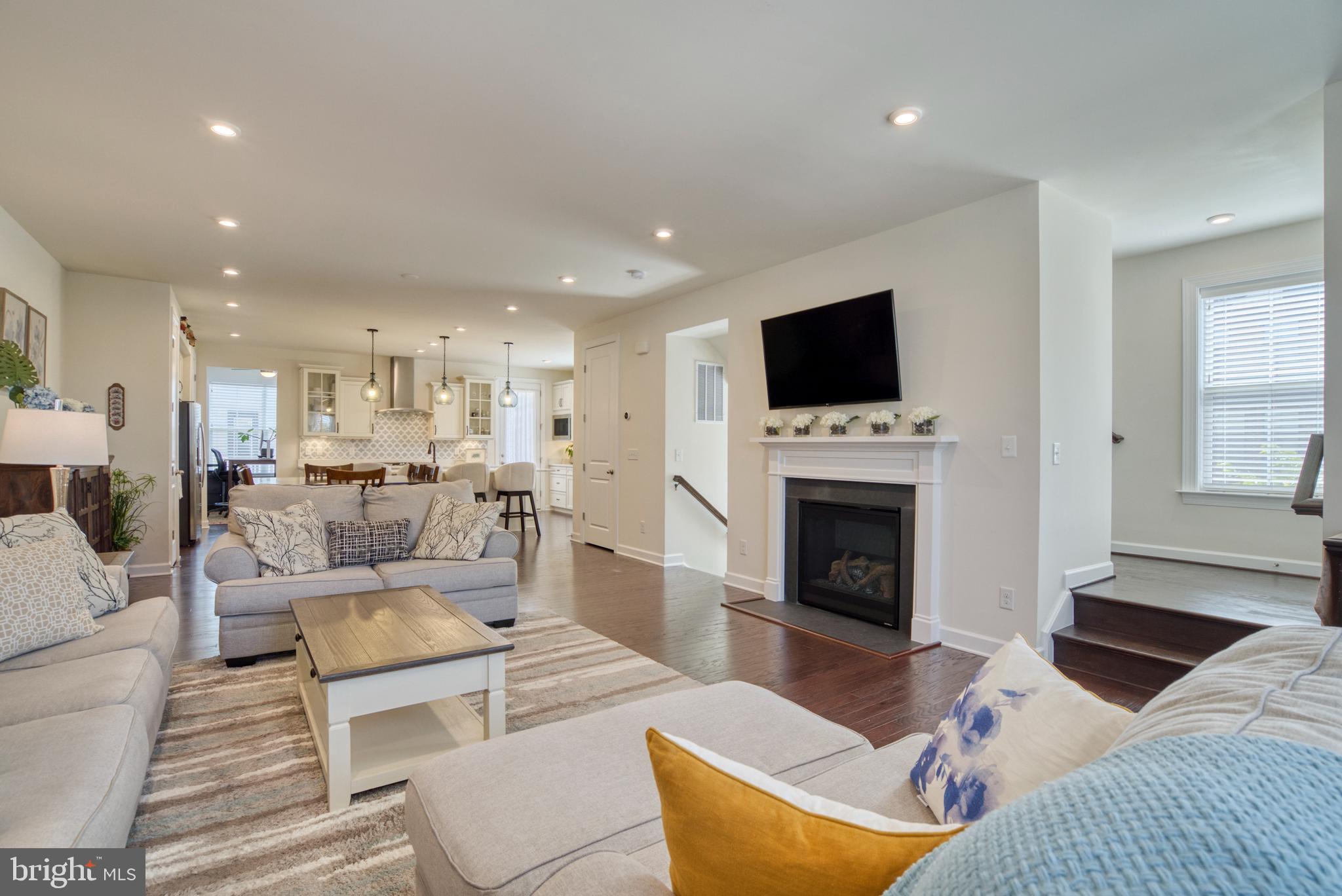 8109 Zoe PLACE