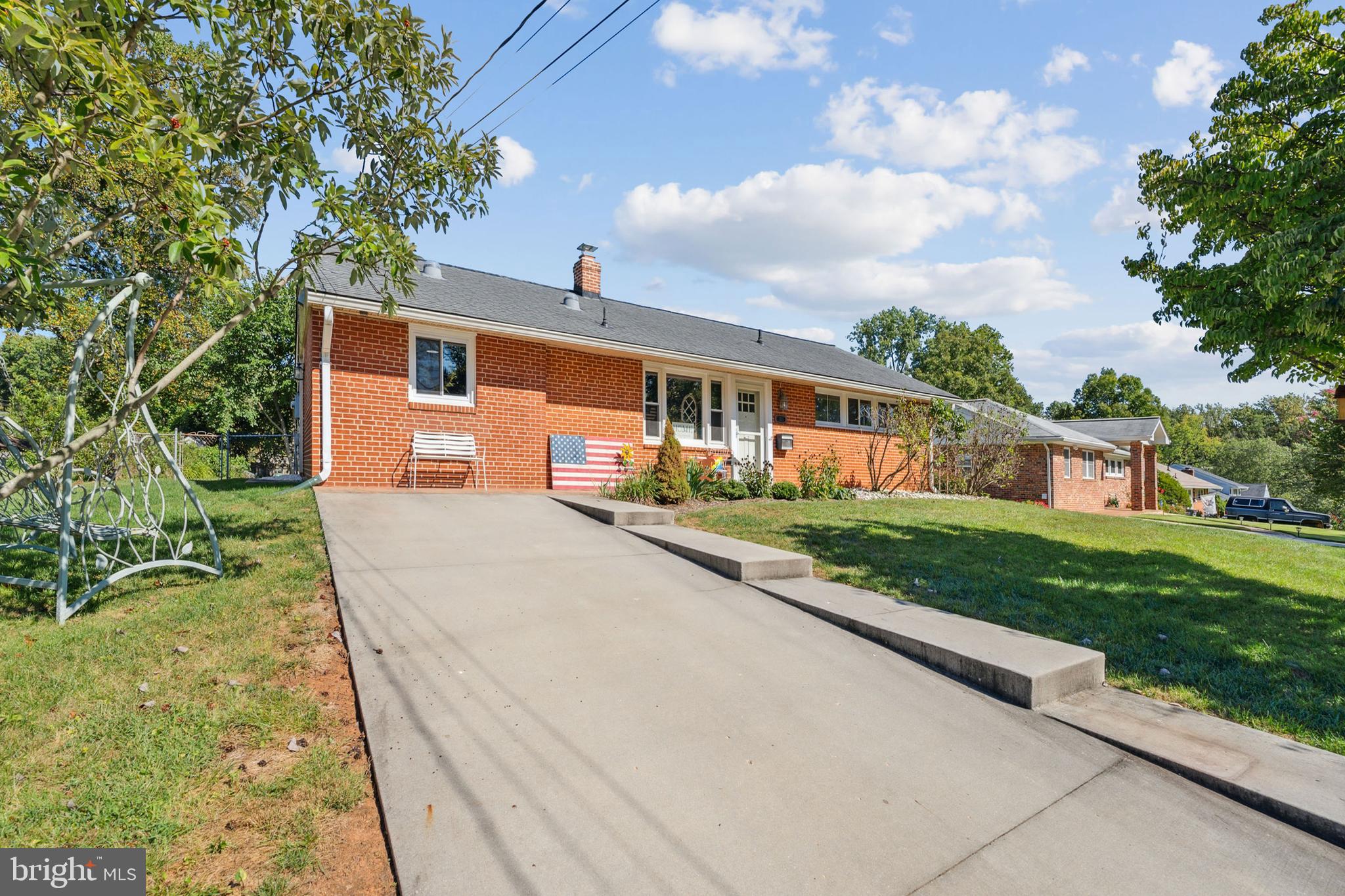 5515 Inverchapel ROAD