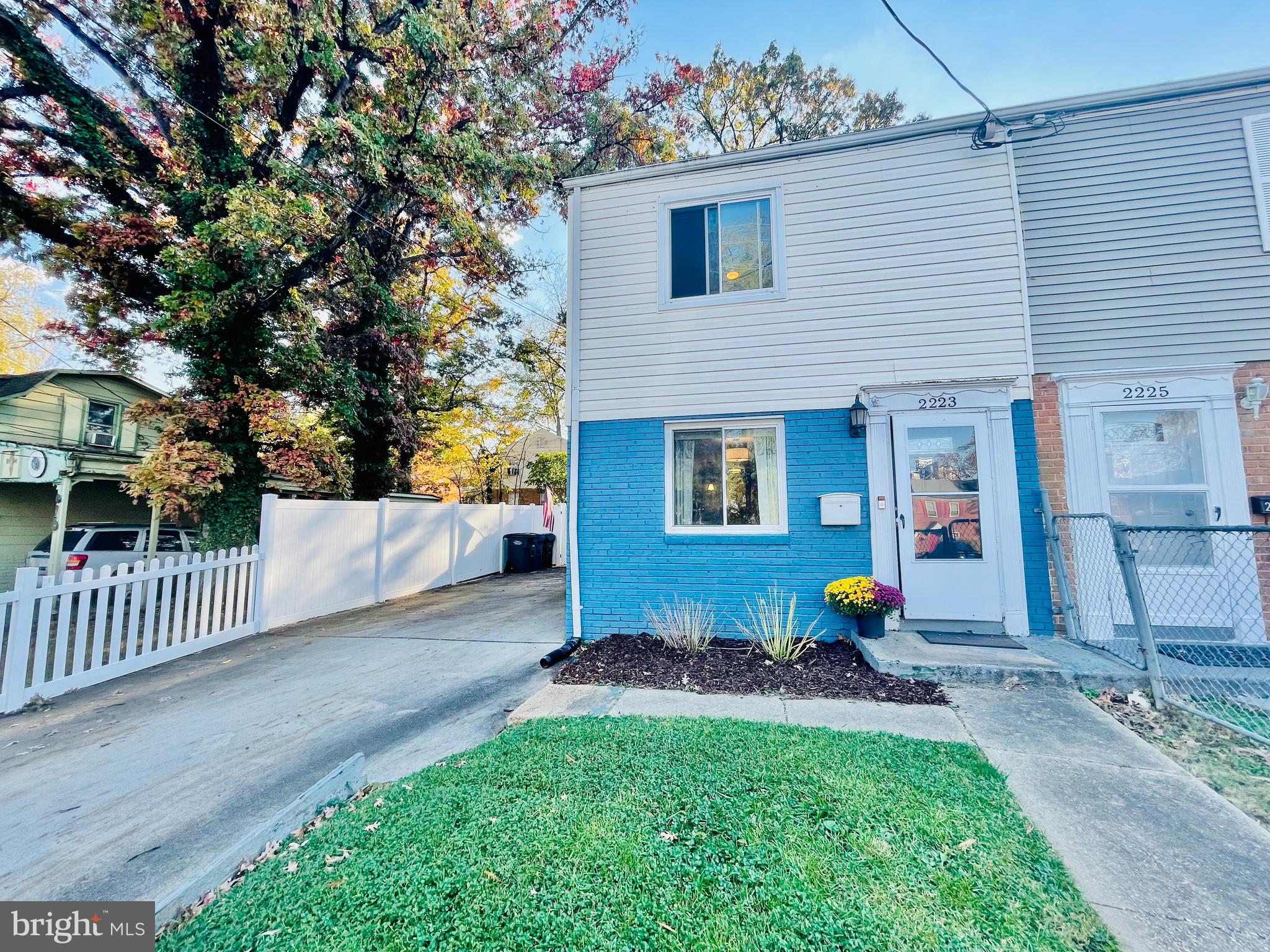 2223 Huntington AVENUE