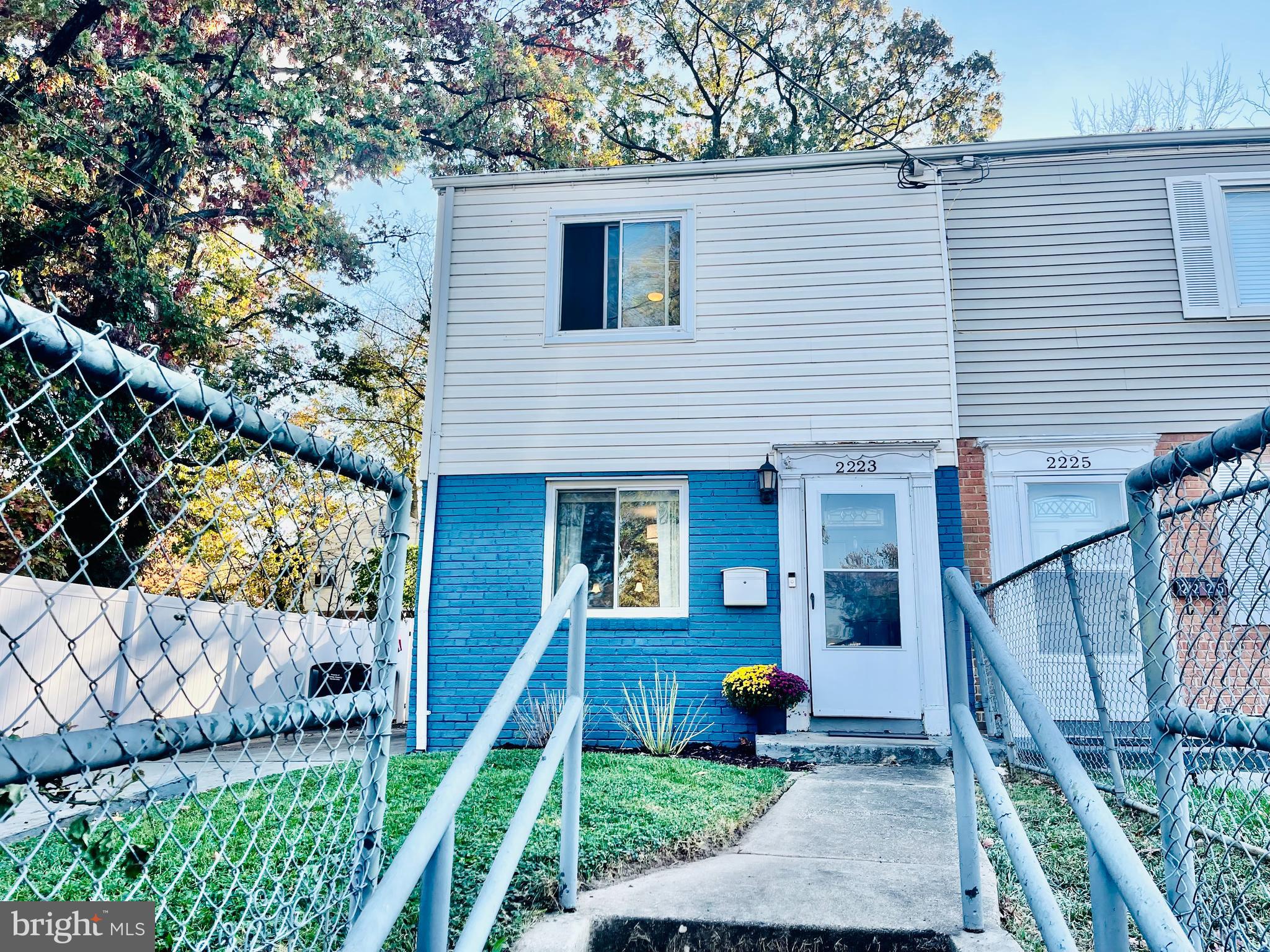 2223 Huntington AVENUE