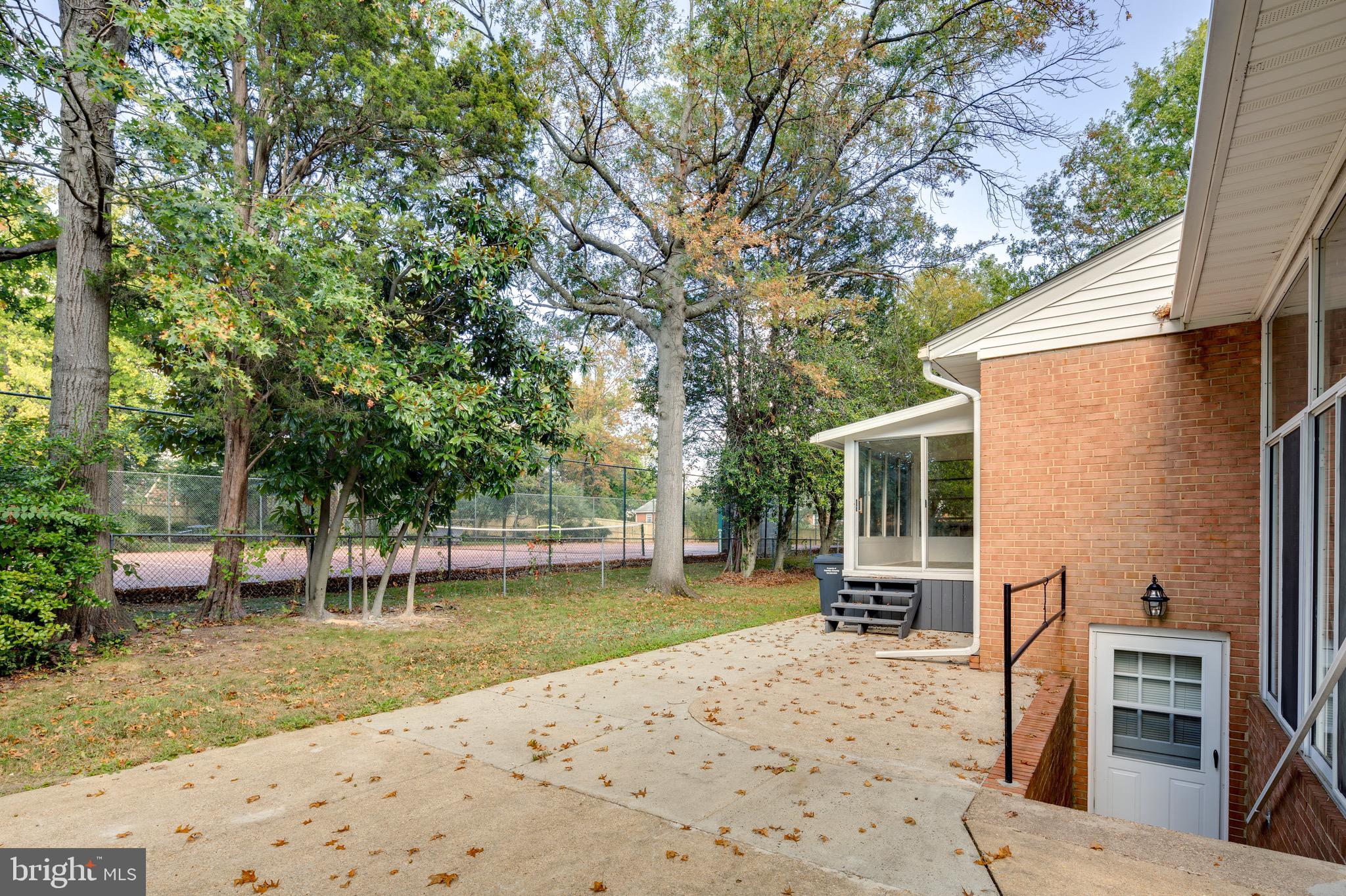 5709 Robinwood LANE