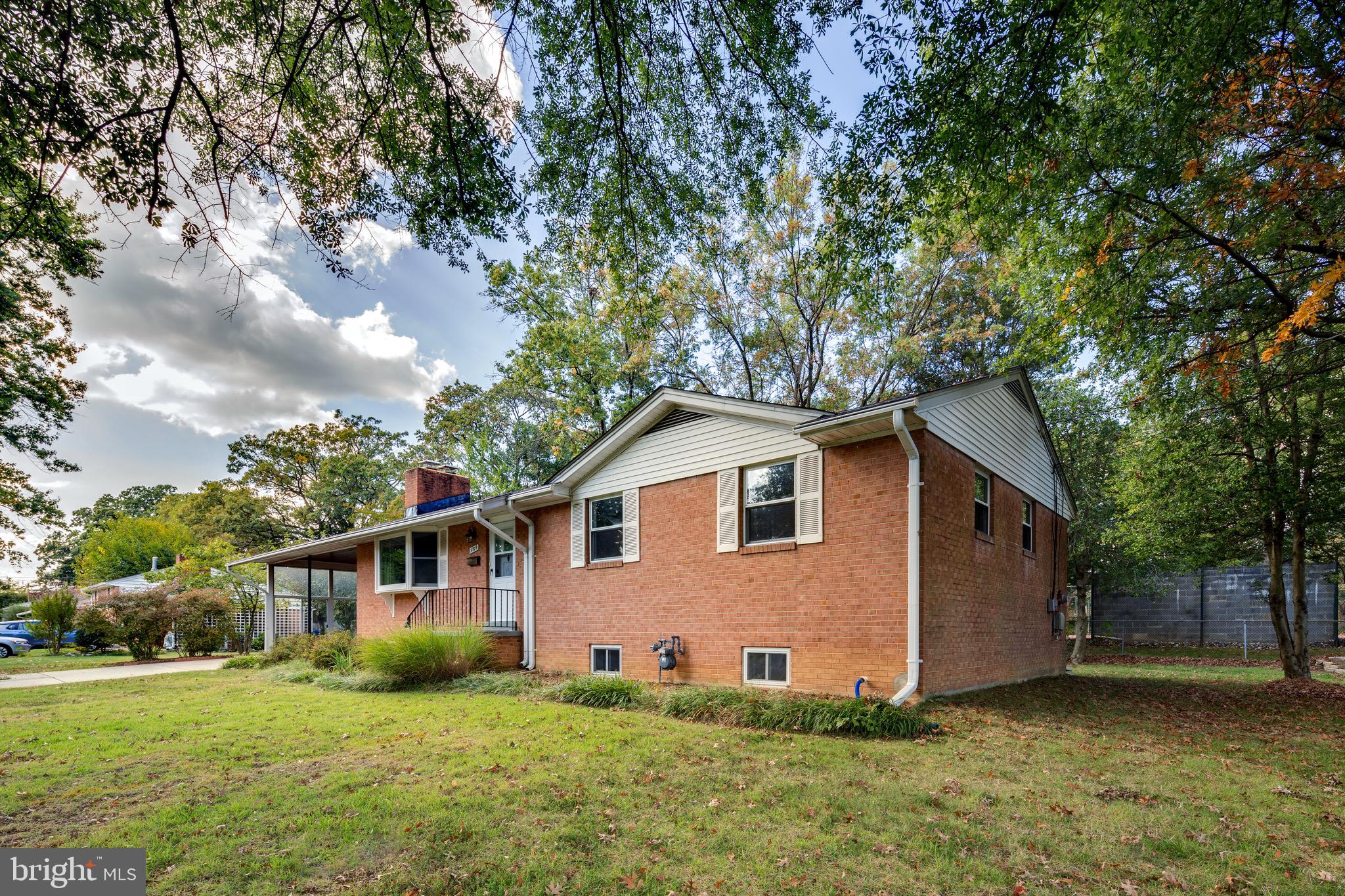 5709 Robinwood LANE